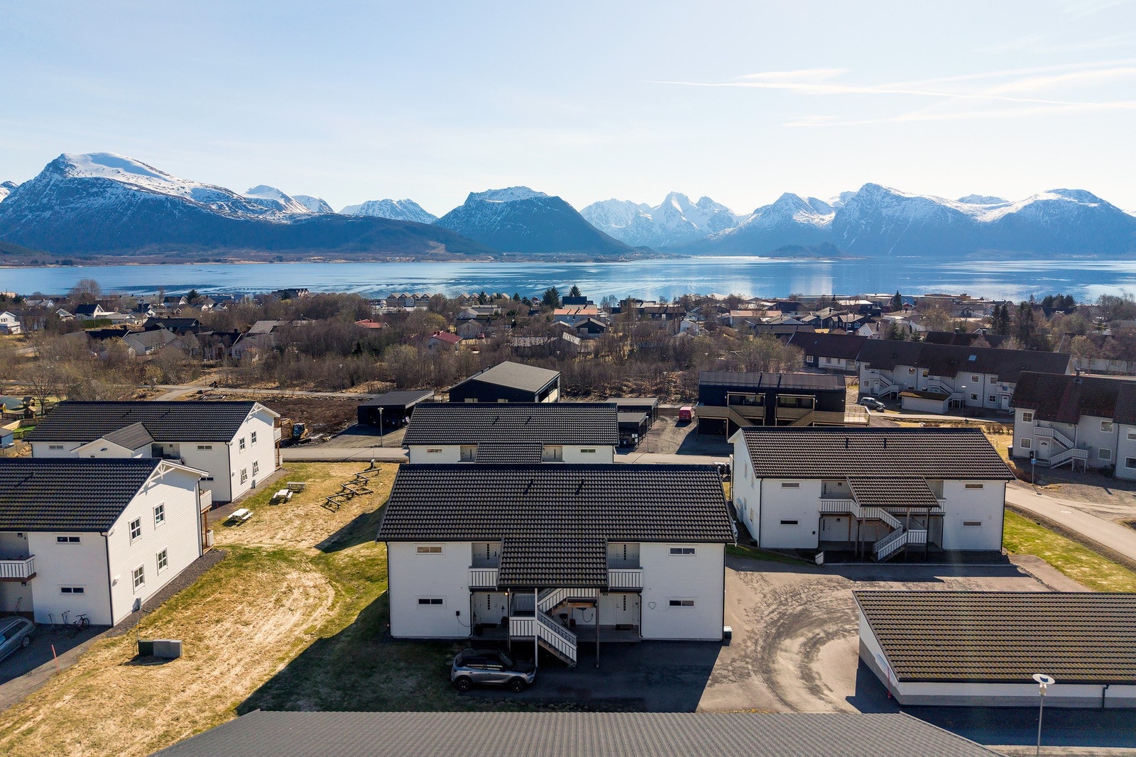 Leiligheten ligger fint til på bakkeplan i rolig og lite trafikkert område. Galleribilde
