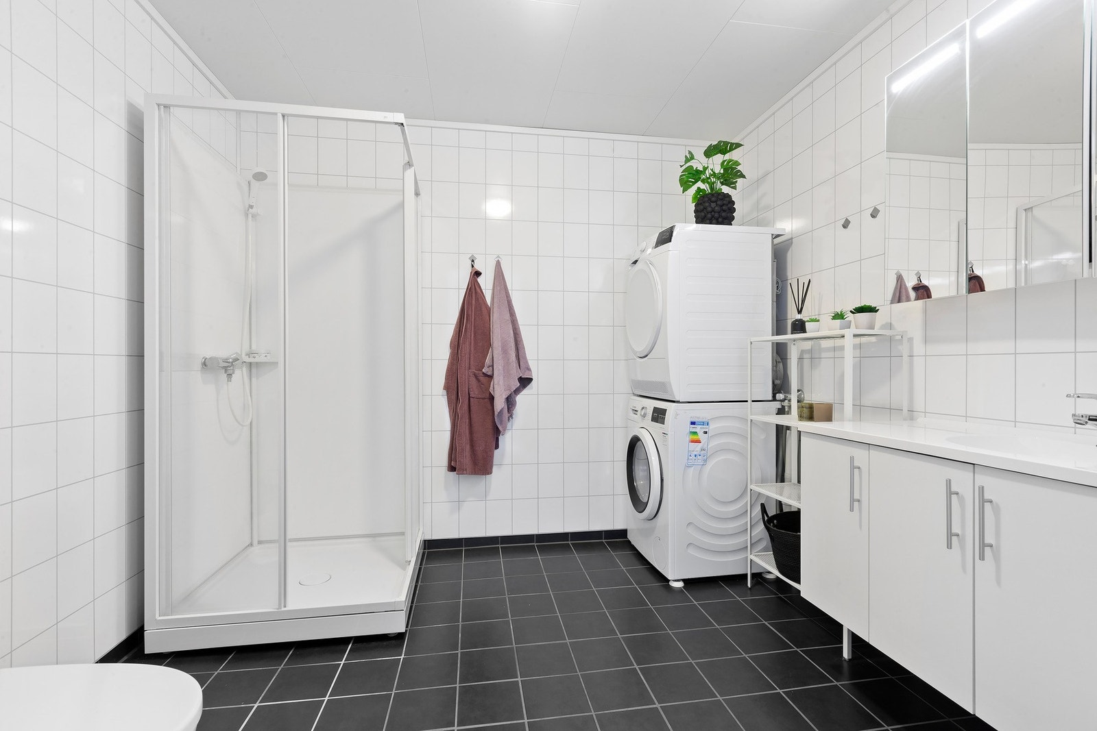 Lyst og tidløst bad/vaskerom. Galleribilde