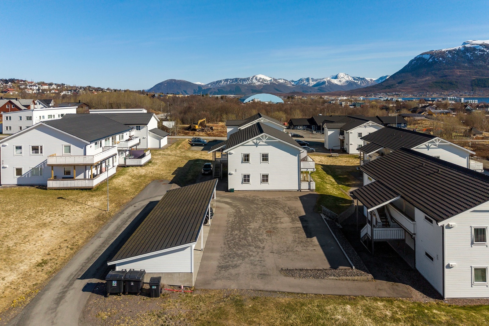 Asfaltert gårdsplass. Galleribilde