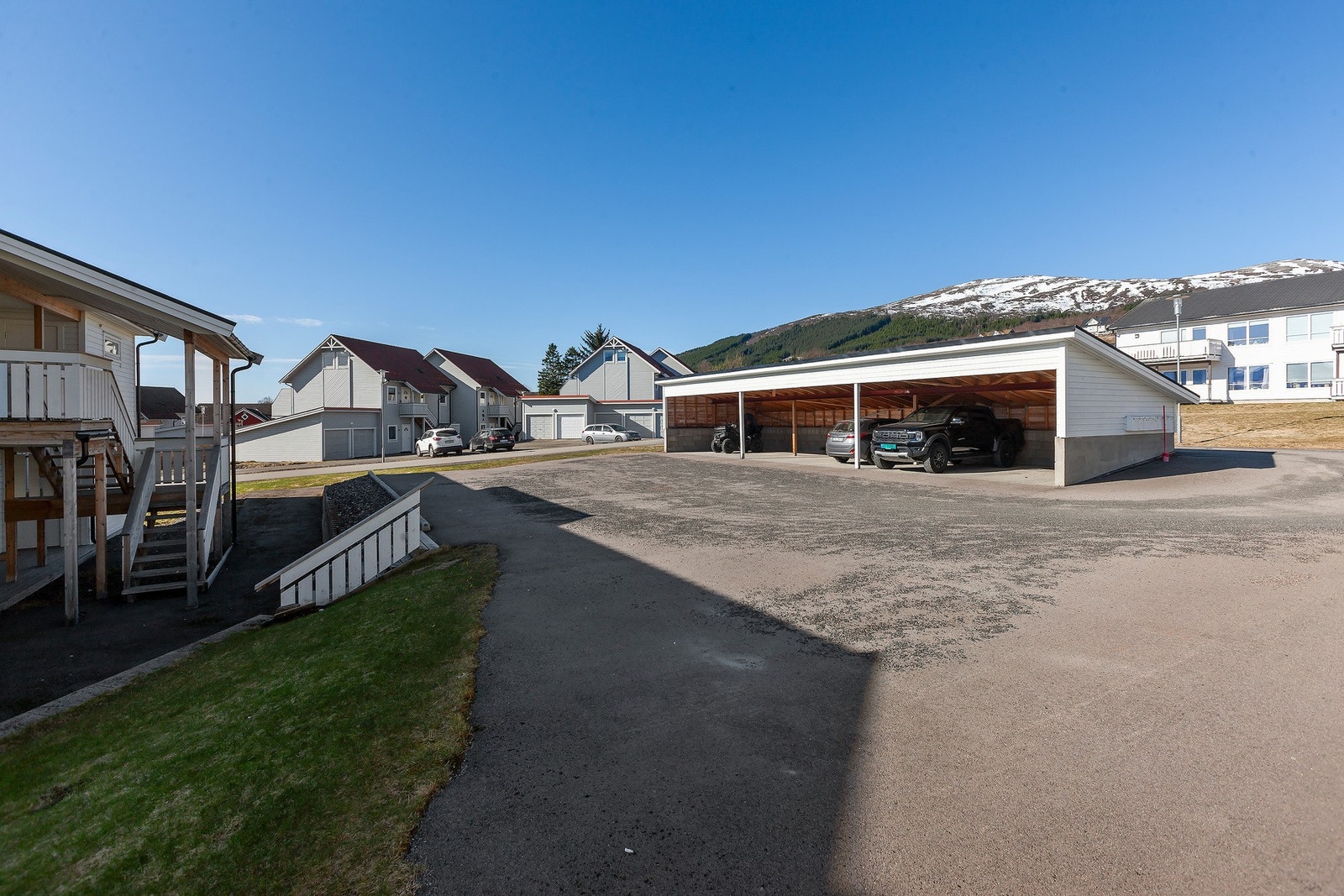 Det medfølger én parkeringsplass i carport og én parkeringsplass på felles gårdsplass. Galleribilde