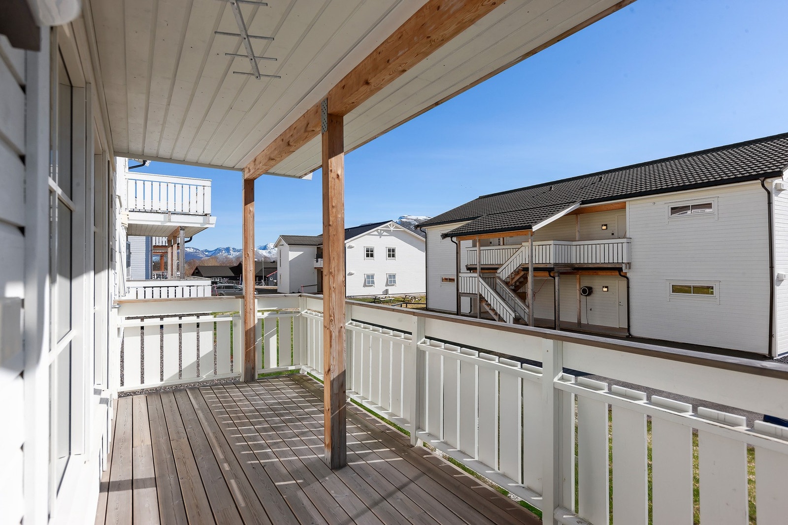 God plass til sittegruppe på veranda. Her kan solrike dager nytes. Galleribilde