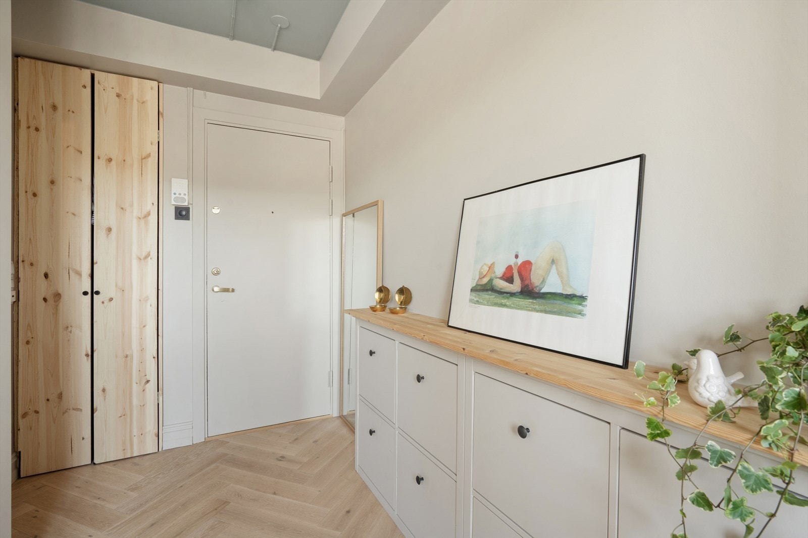 Velkommen inn! Fin entré med plassbygd skap Galleribilde