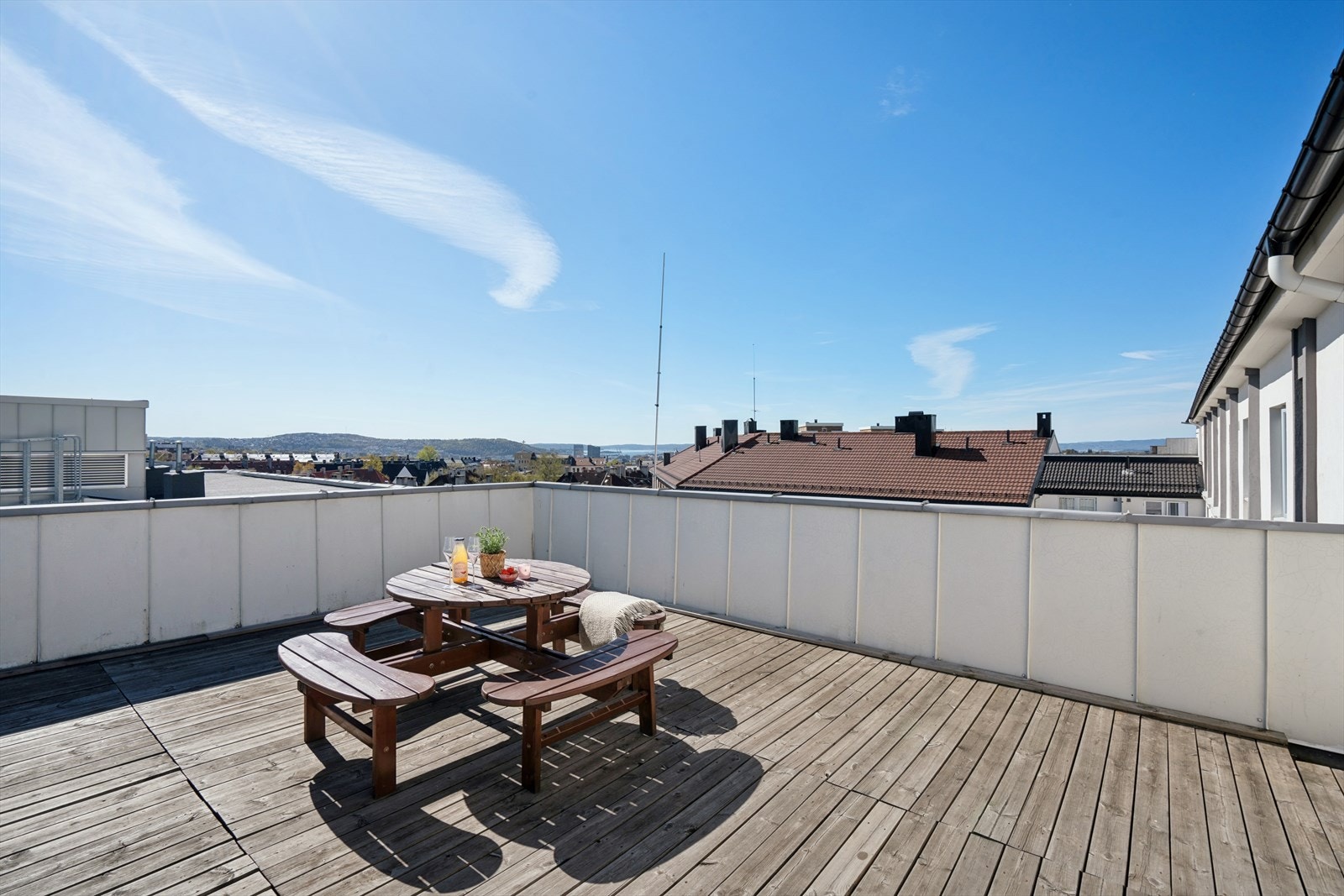 Borettslaget har to felles takterrasser med sol hele dagen og panoramautsikt Galleribilde