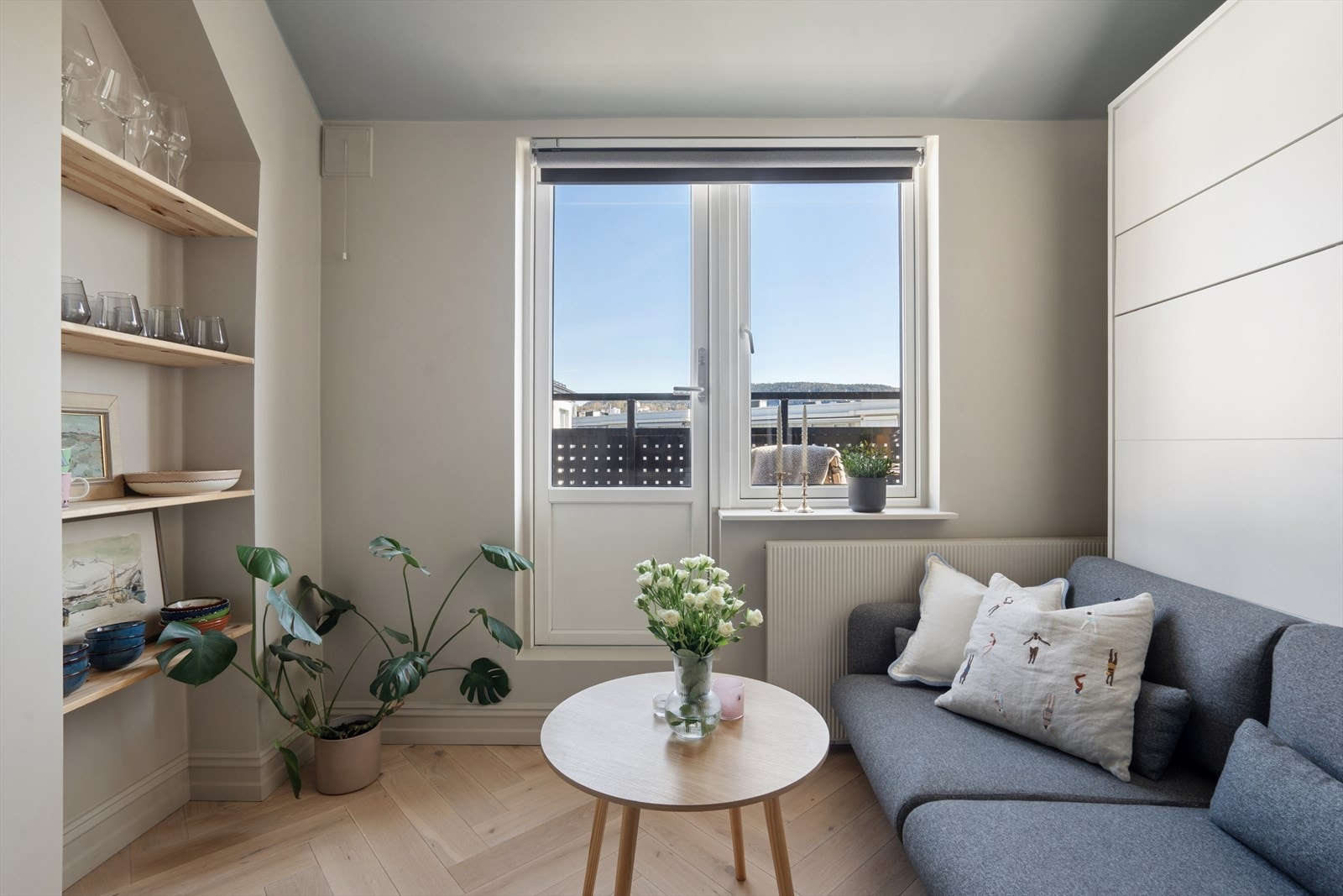 God plass til sofa i stuen Galleribilde