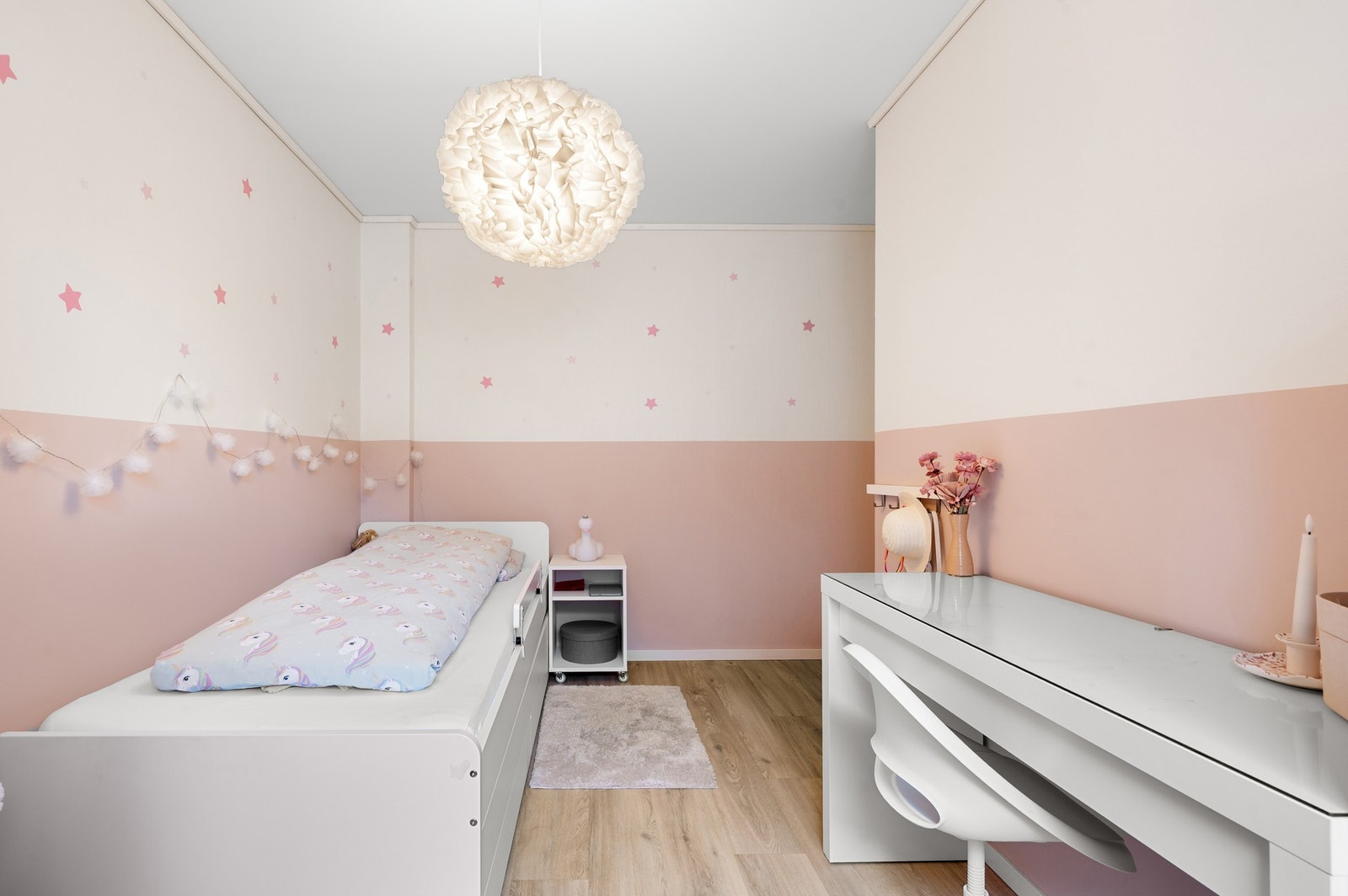 Her er er det god plass til ønsket soveromsmøblement. Galleribilde