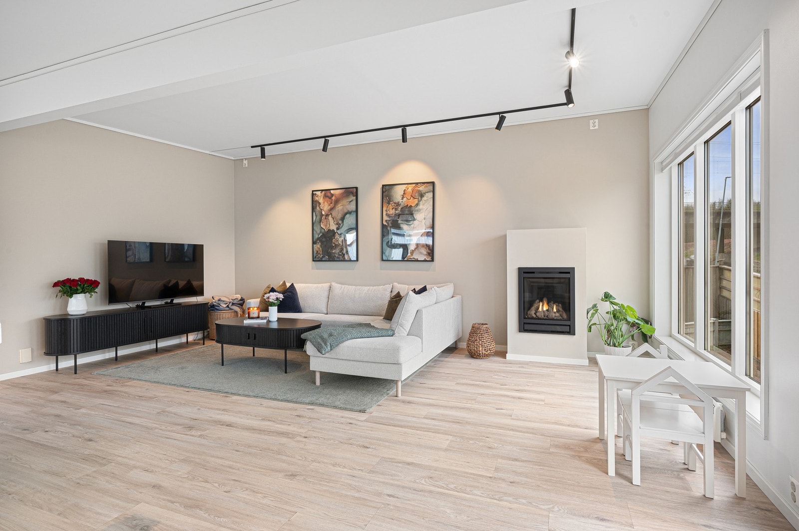 Moderne belysning med spotlights på spotskinner i taket. Galleribilde