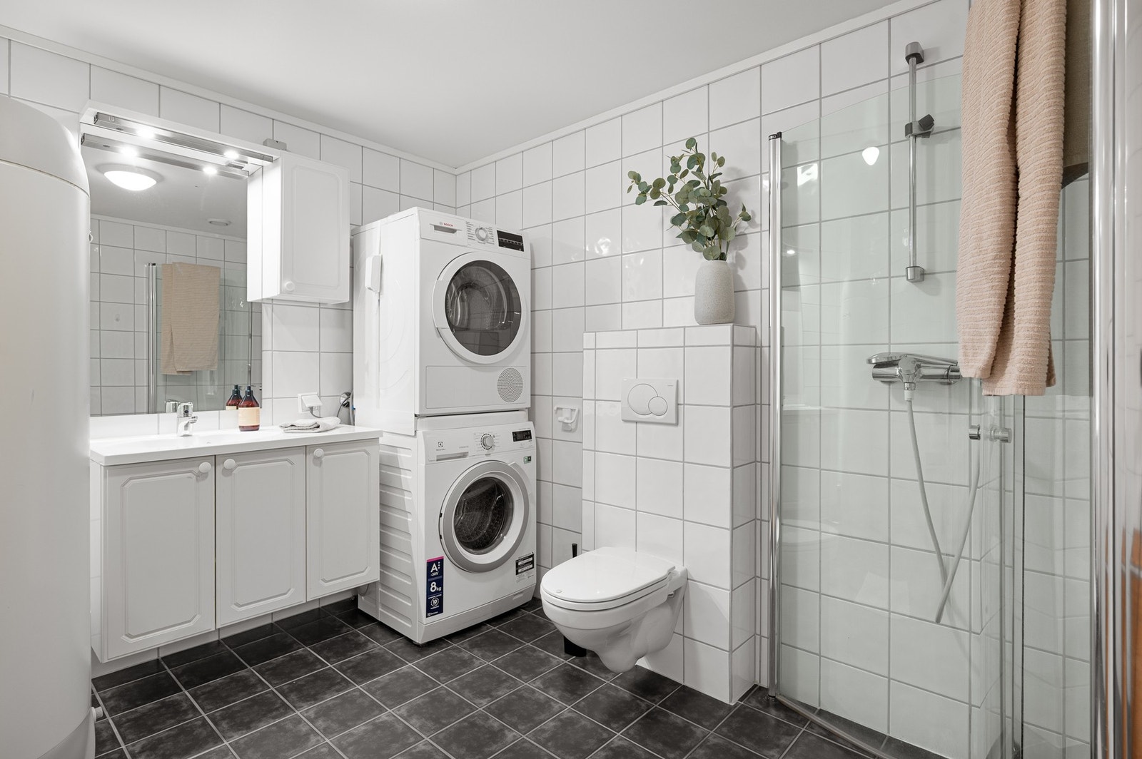 Badet i kjelleren er på 6,3 m² og er også godt utstyrt. Galleribilde