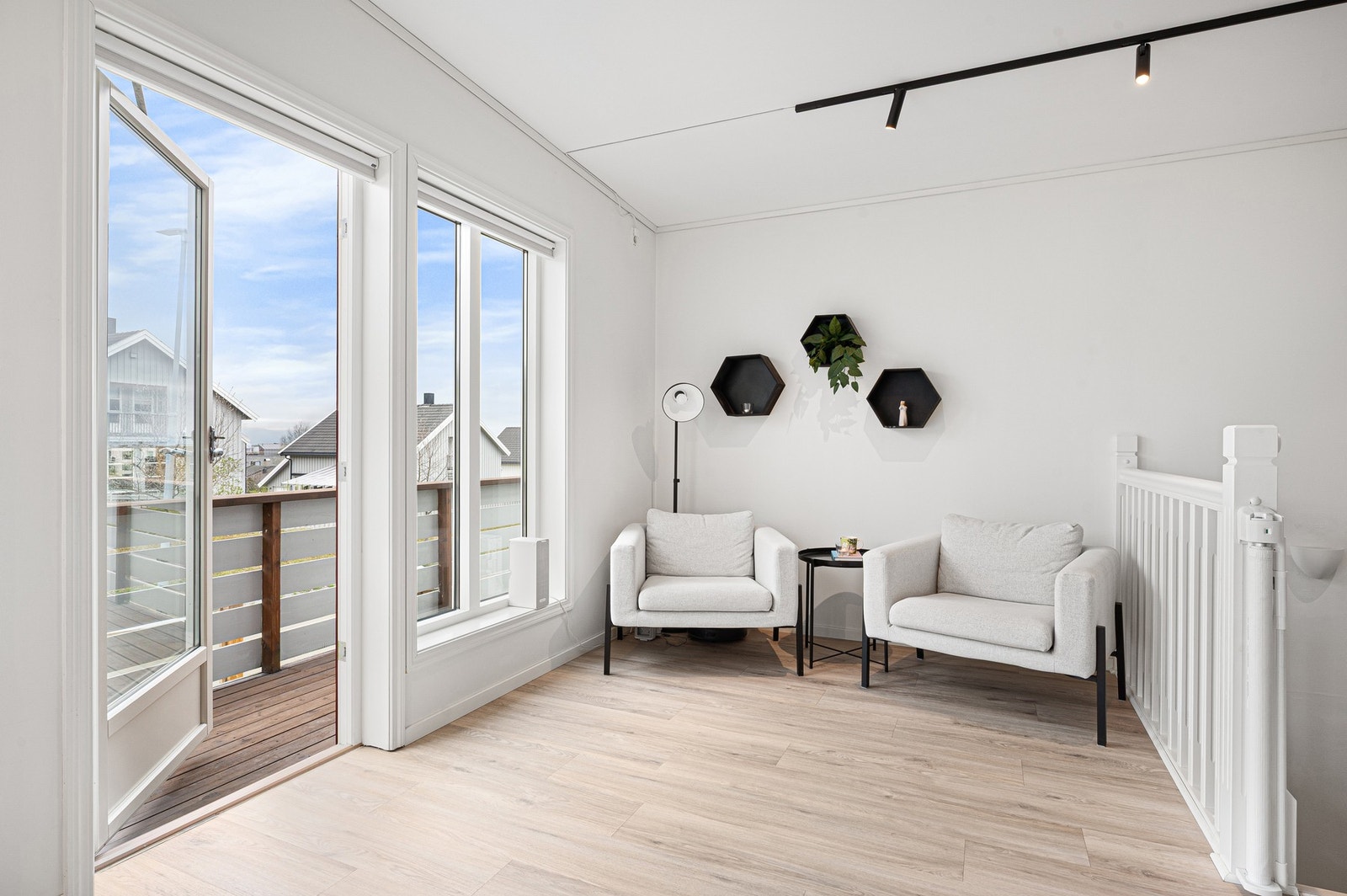 Fra stuen har du utgang til balkongen som er nord-/vestvendt. Galleribilde