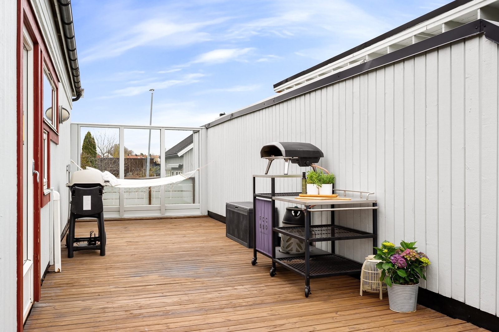 God plass til både grill og matlaging, utemøblement, hengekøye, lek og moro. Galleribilde