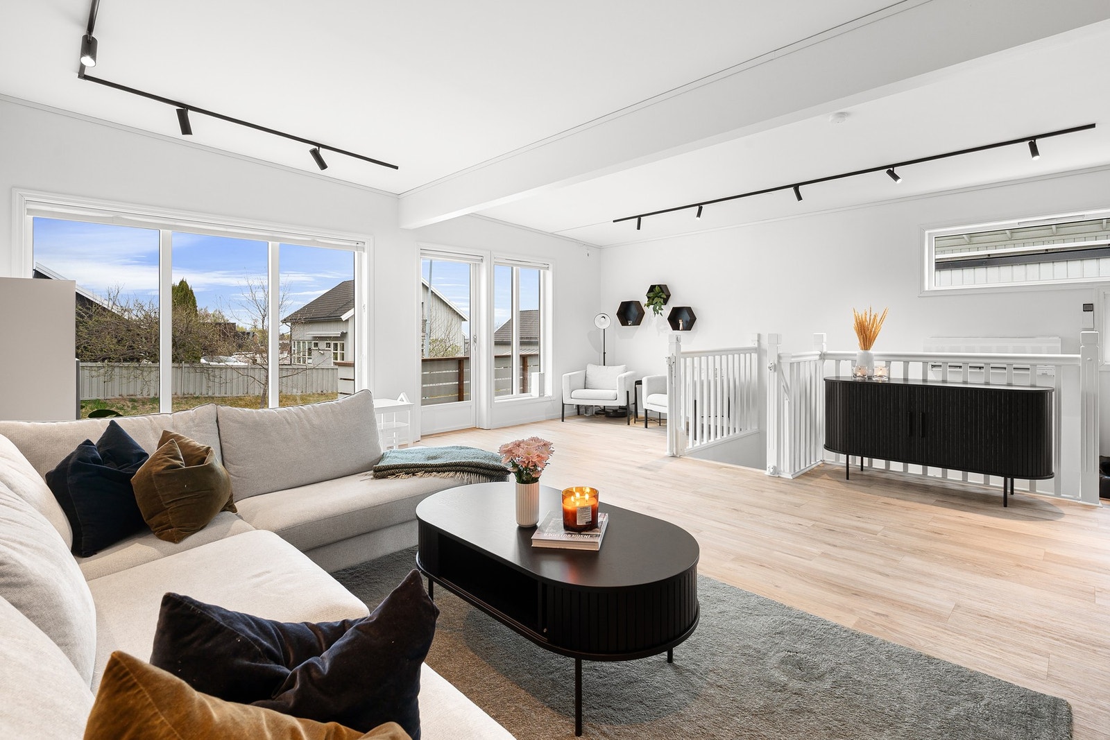 Lys og luftig stue på hele 35m² med ypperlige møbleringsmuligheter. Galleribilde