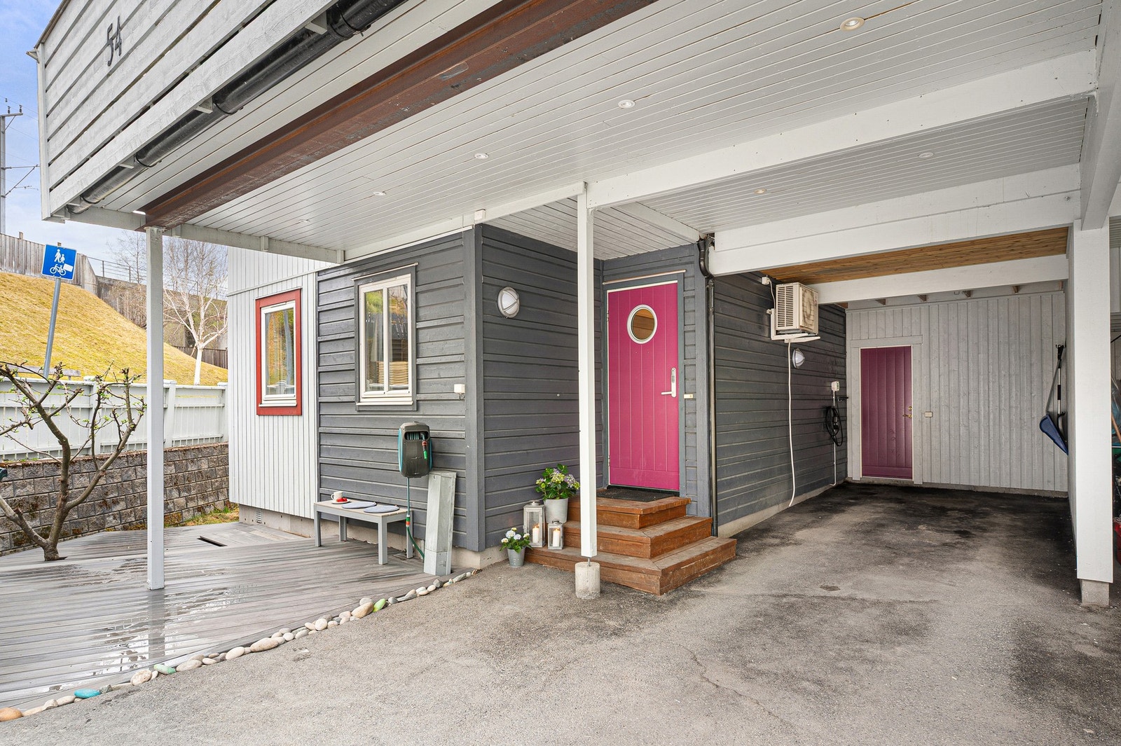 Parkering i carport og på egen tomt. Det er installert elbillader i carporten. Galleribilde
