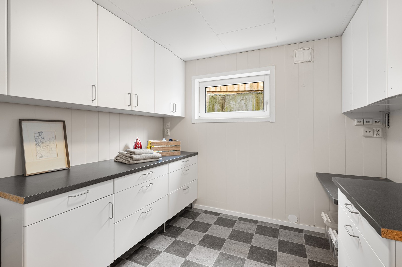 Det er 3 gode boder i kjelleren, dette er den største på 8,4m² med god plass til oppbevaring- og lagringsplass. Galleribilde