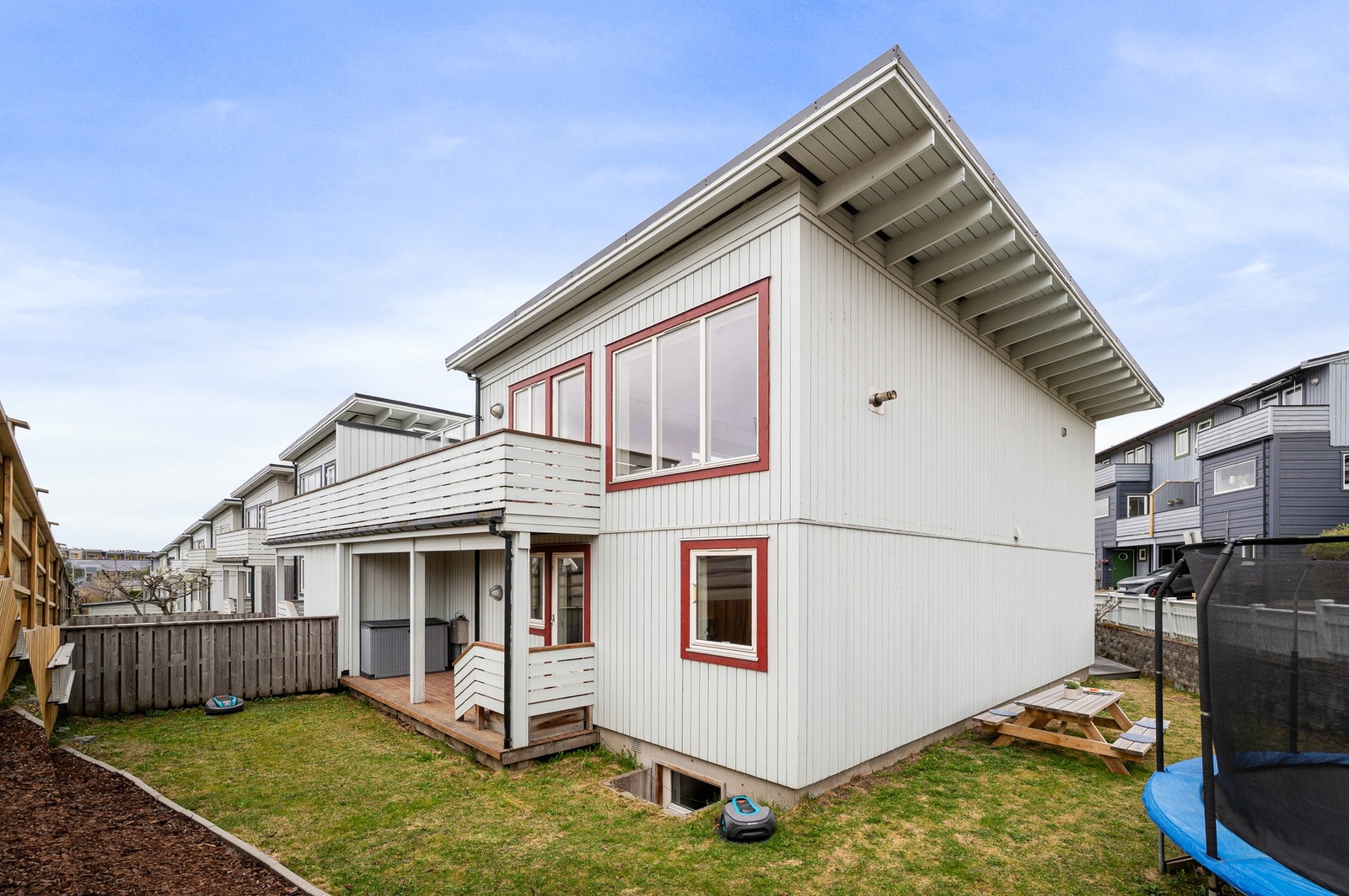 Attraktiv endetomt på 302m² med hyggelig hage og gode uteområder. Galleribilde
