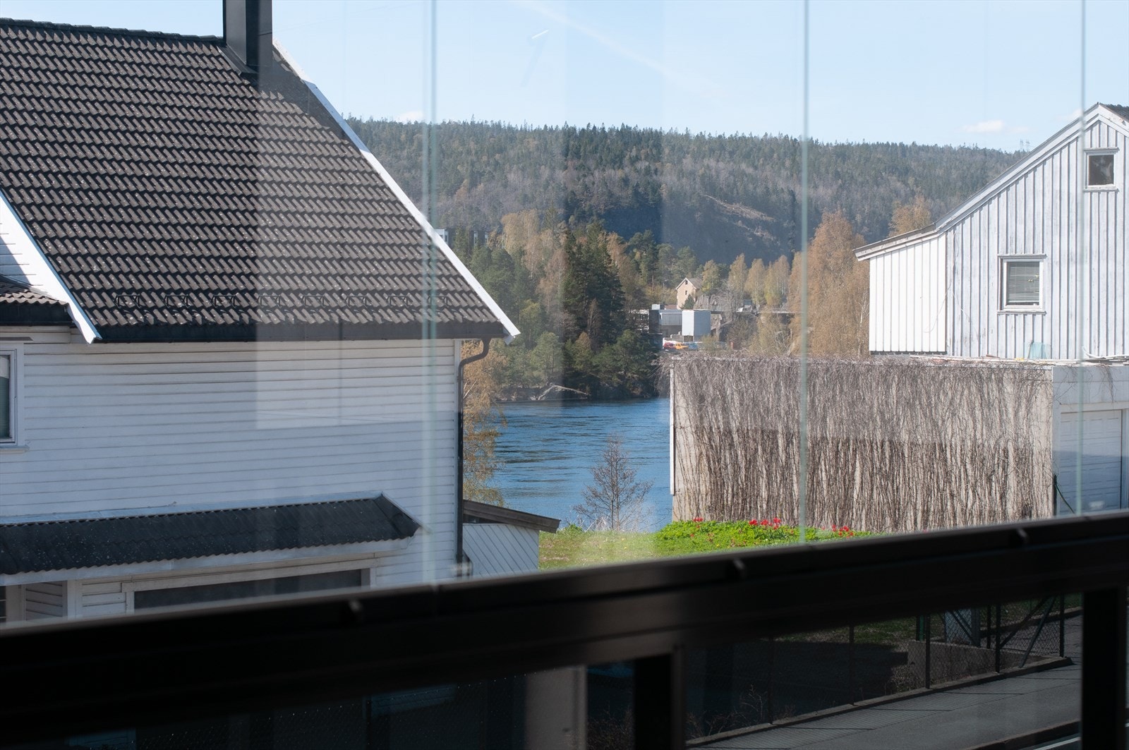 Gløtt mot elva Galleribilde