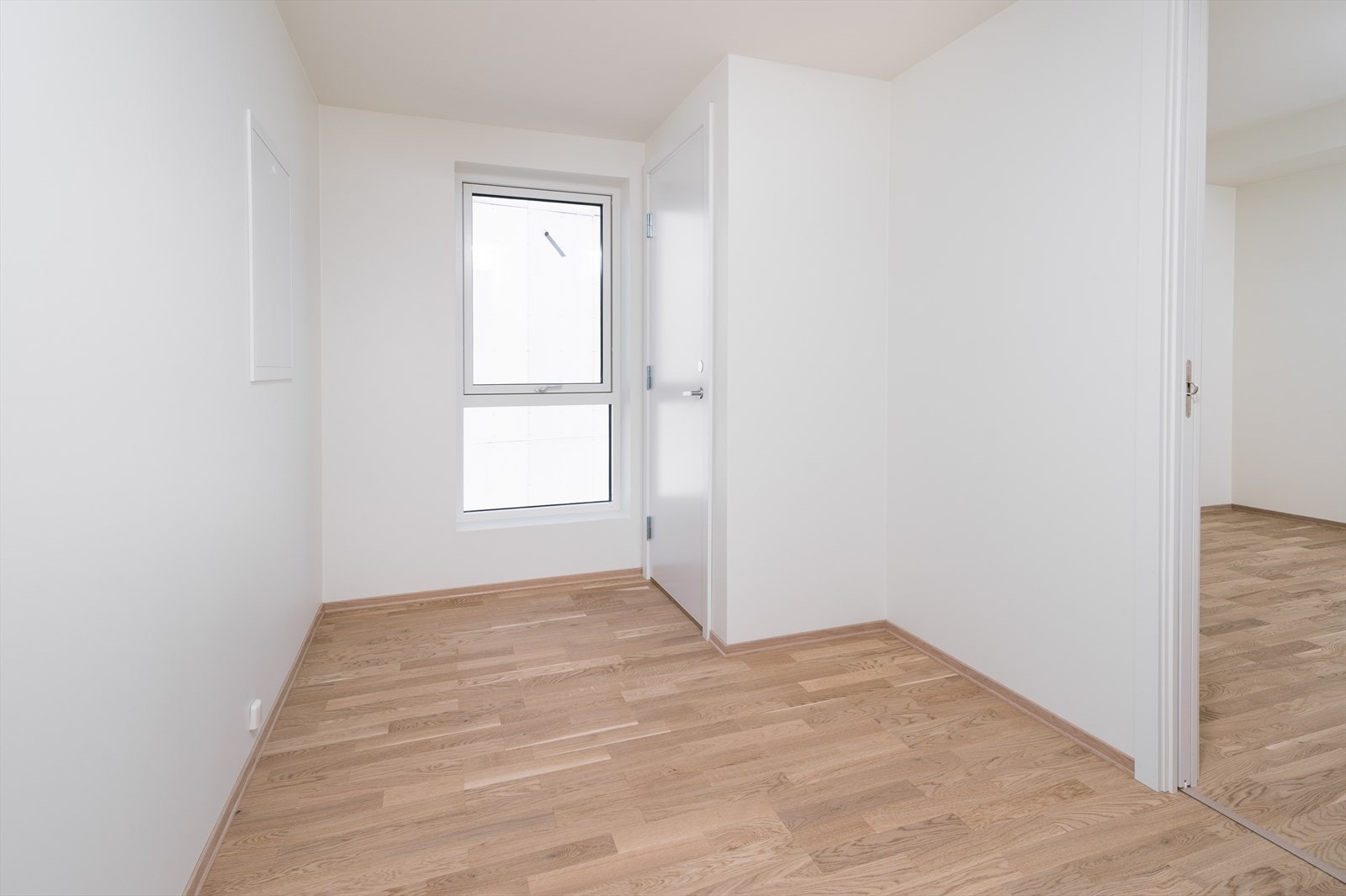 Romslig bod/walk in garderobe med ventilasjonsrom Galleribilde