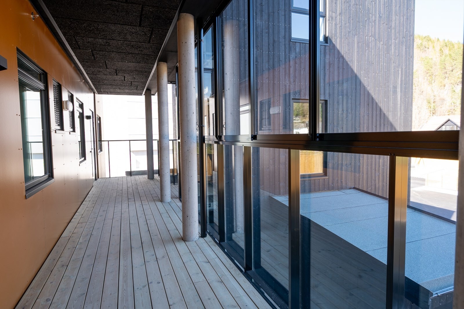 Innglasset svalgang til leilighetens inngangsdør Galleribilde