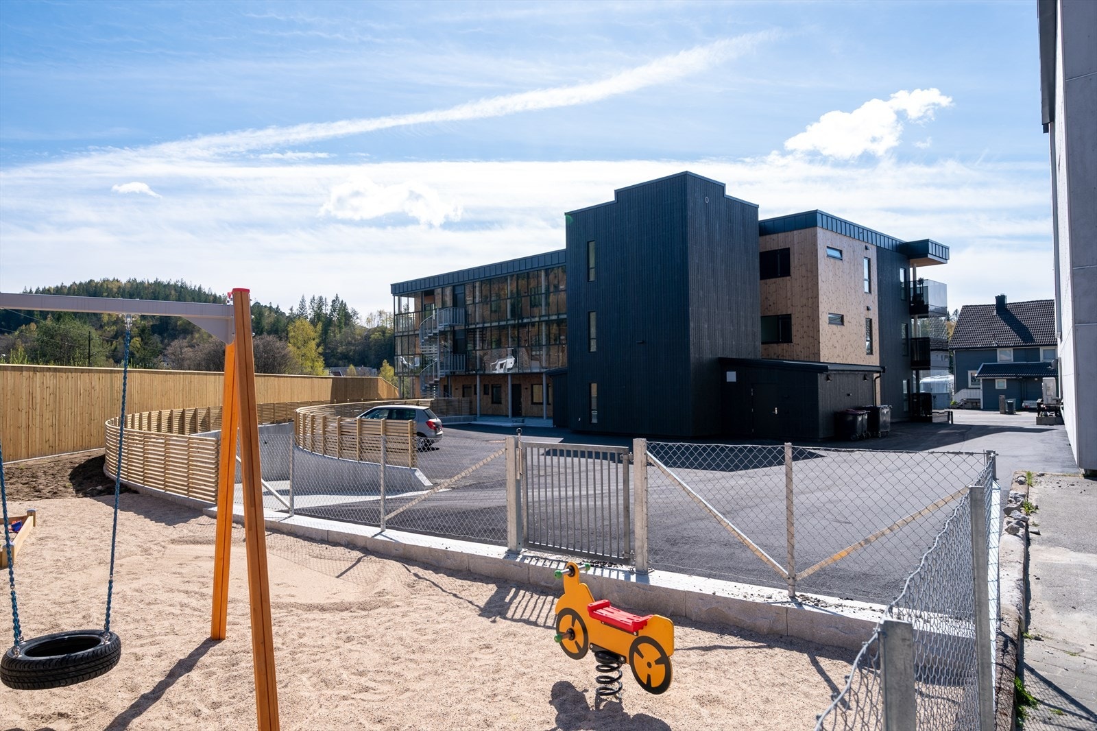 Asfaltert adkomst og parkering Galleribilde