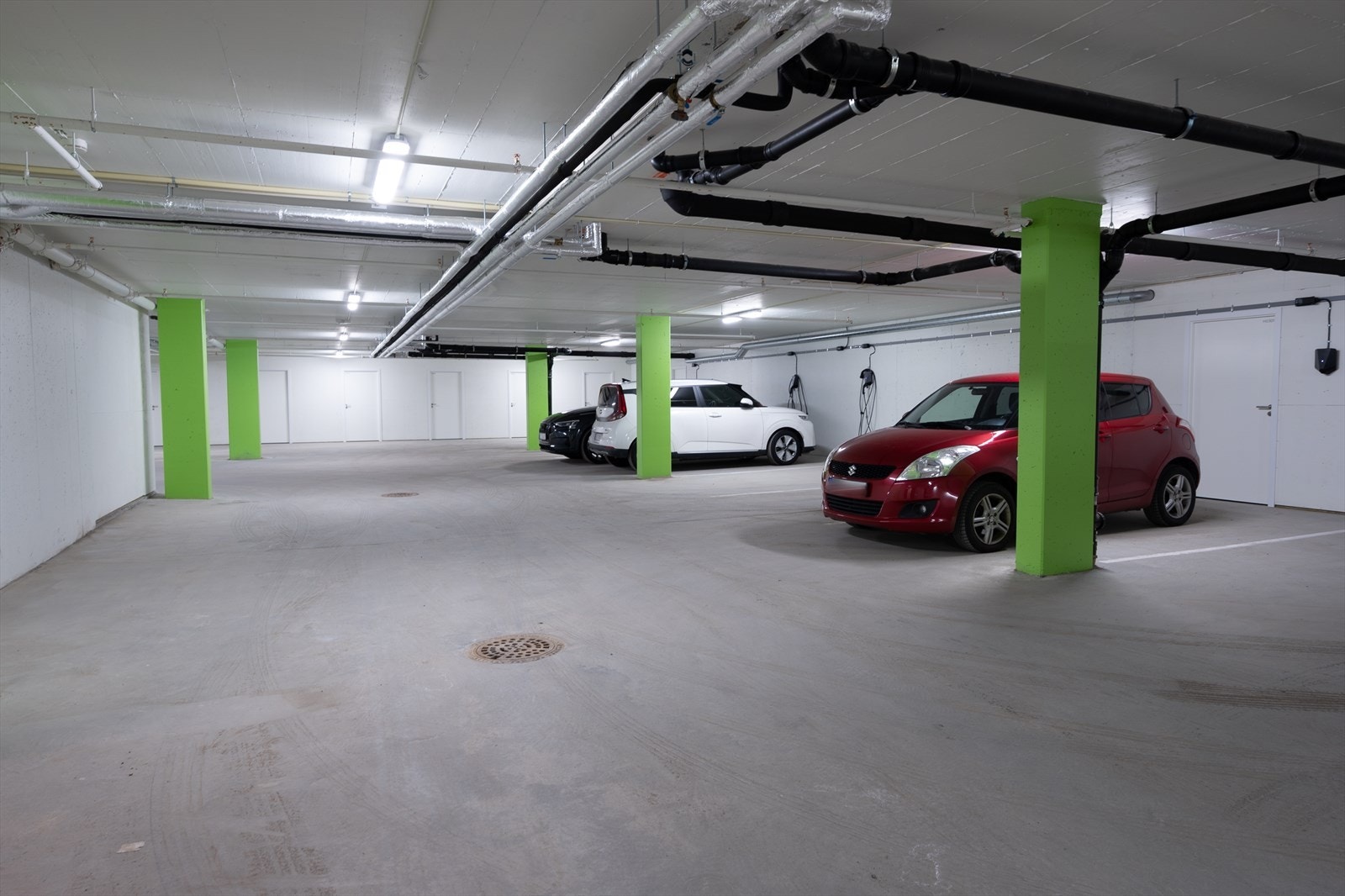 Fast p-plass i lukket garasjekjeller Galleribilde