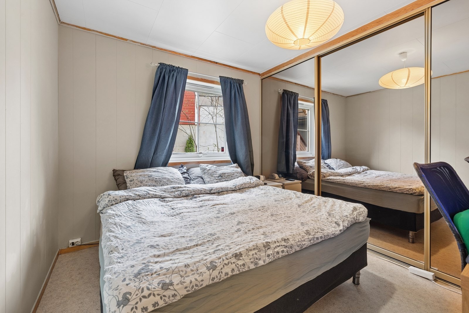 God plass for plassering av stor dobbelt seng, på hoved soverom. Galleribilde
