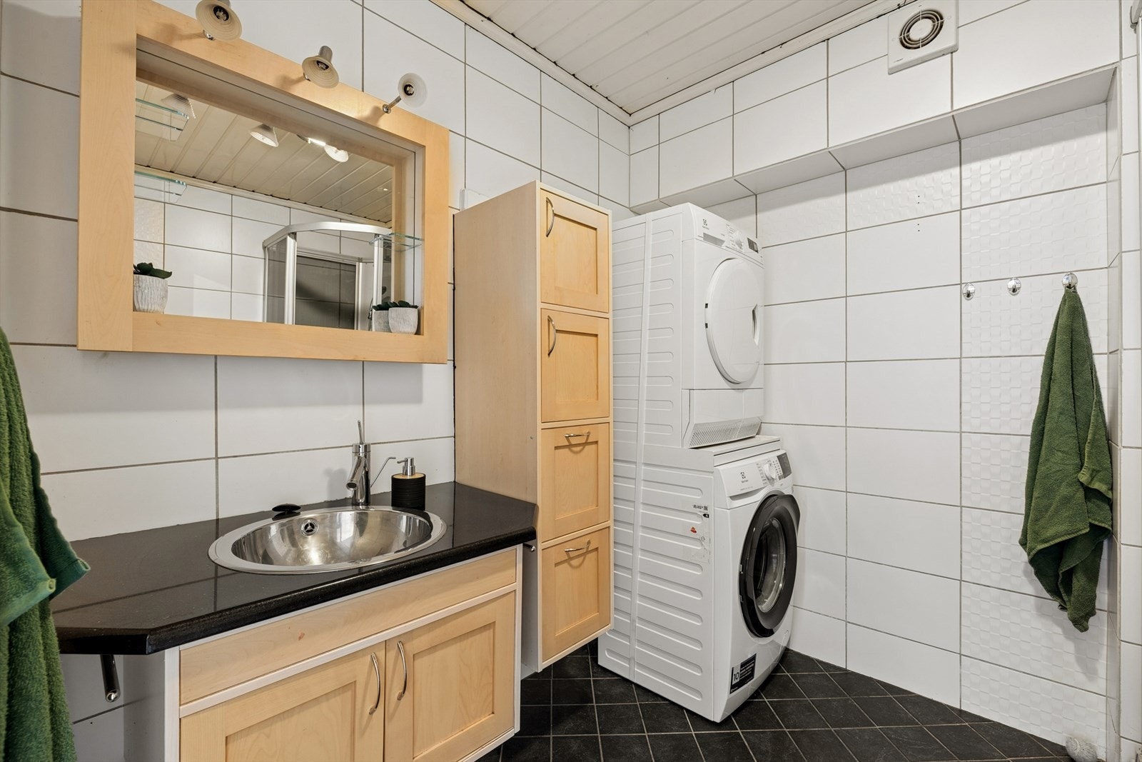 Baderom har innredning med nedfelt servant, veggmontert toalett og dusjkabinett. Galleribilde