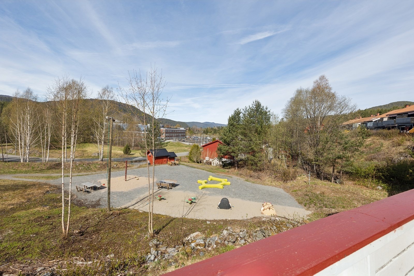 Området er svært barnevennlig, med flere leikeplasser, barnehager og skoler i nærheten. Galleribilde