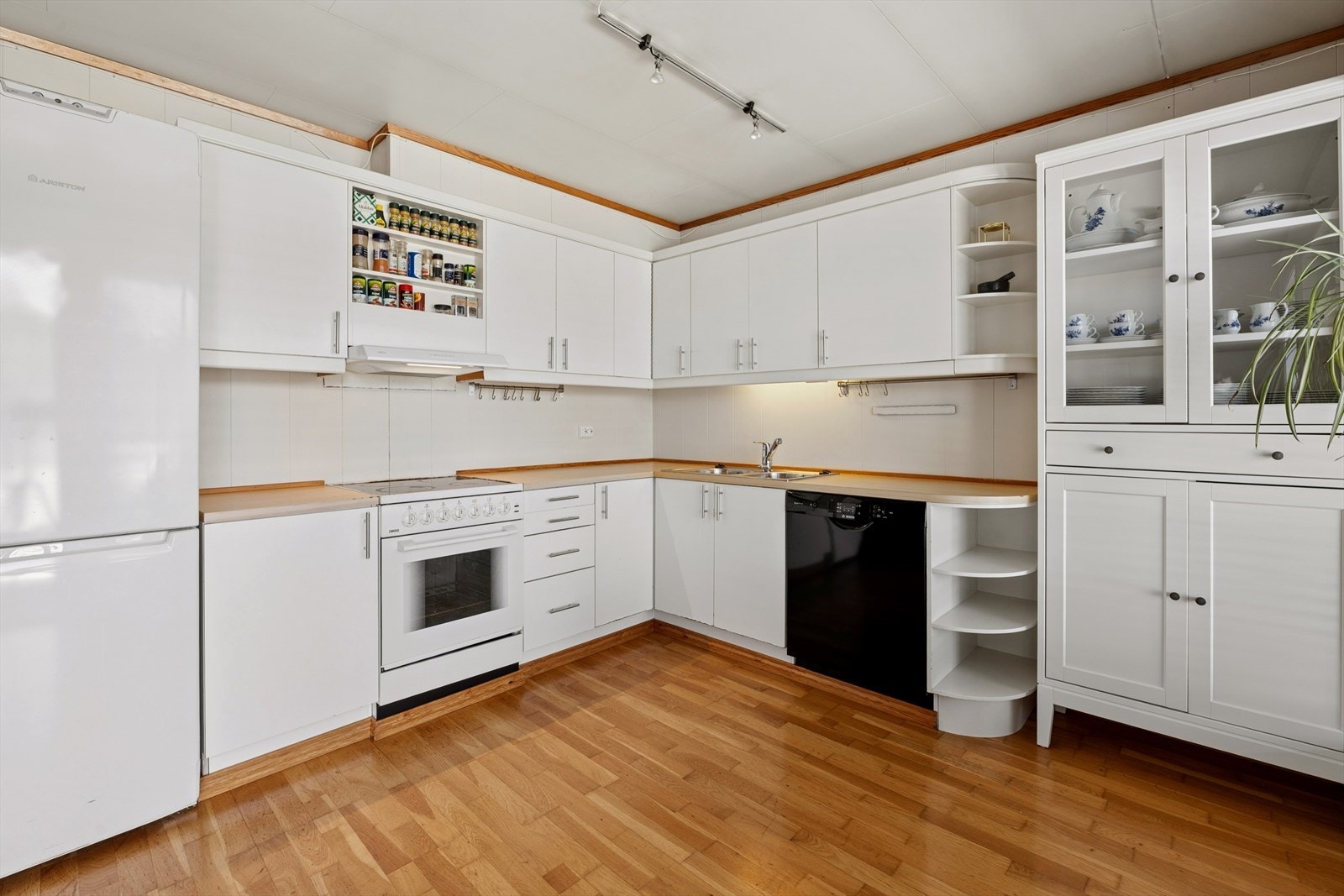 Kjøkkenet har innredning med glatte fronter. Benkeplaten er av laminat. Det er oppvaskmaskin og komfyr. Galleribilde