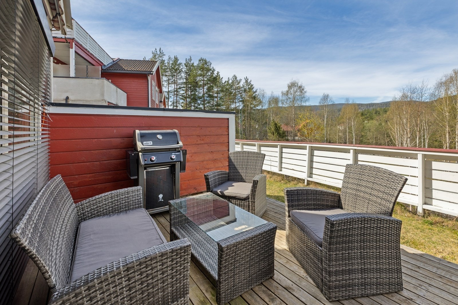 Den store og avskjermede terrassen fungerer som en ekstra stue i sommer halvåret. Galleribilde