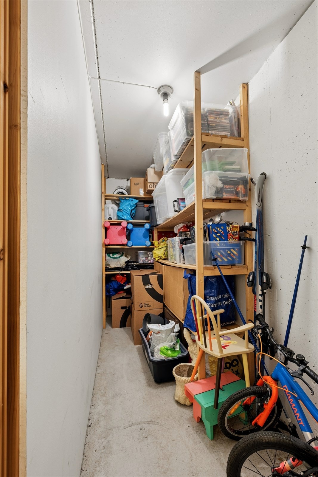 Det er en innvendig bod og en ekstern bod til leiligheten. Galleribilde