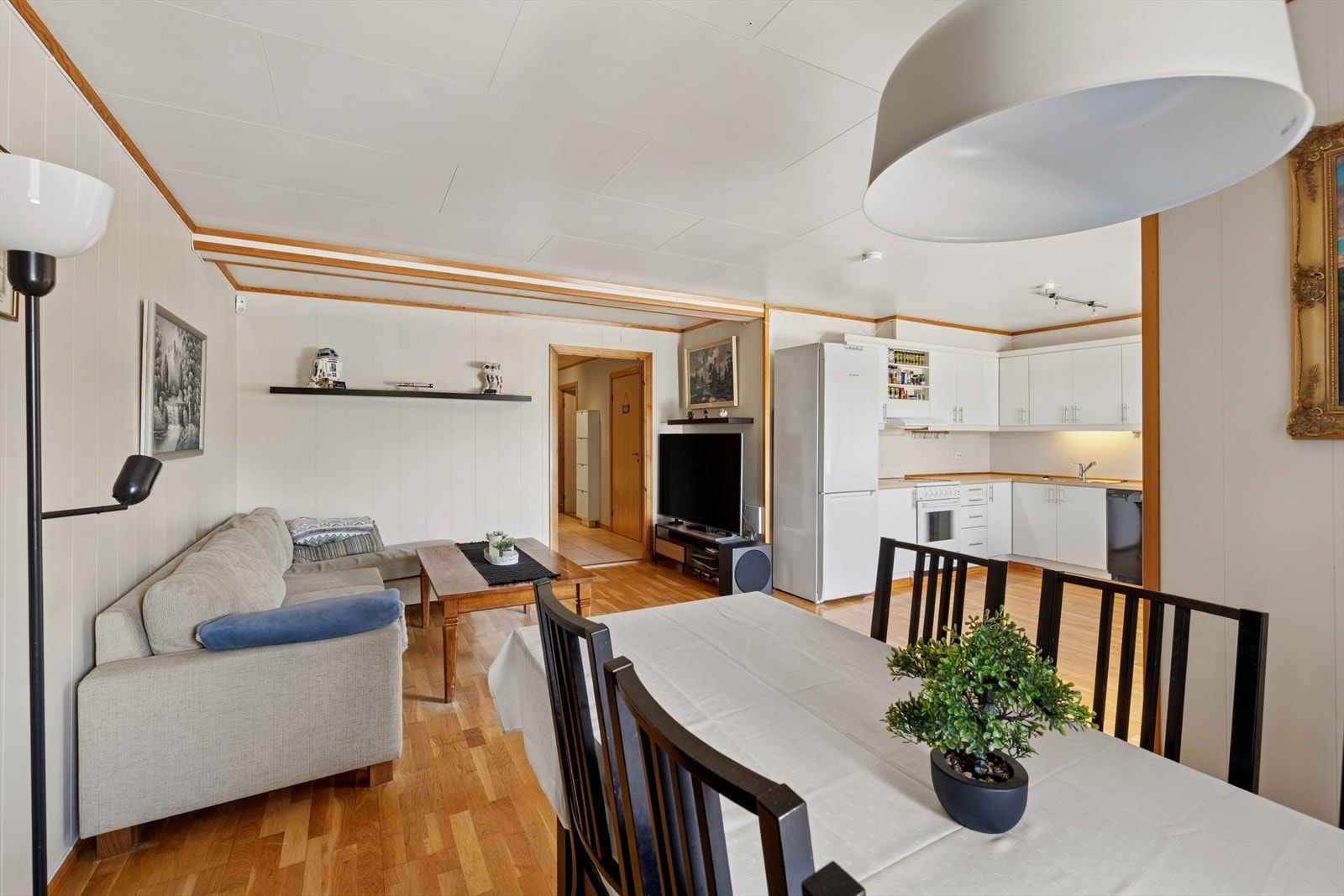 God plass for plassering av stor spisestue i stua. Galleribilde
