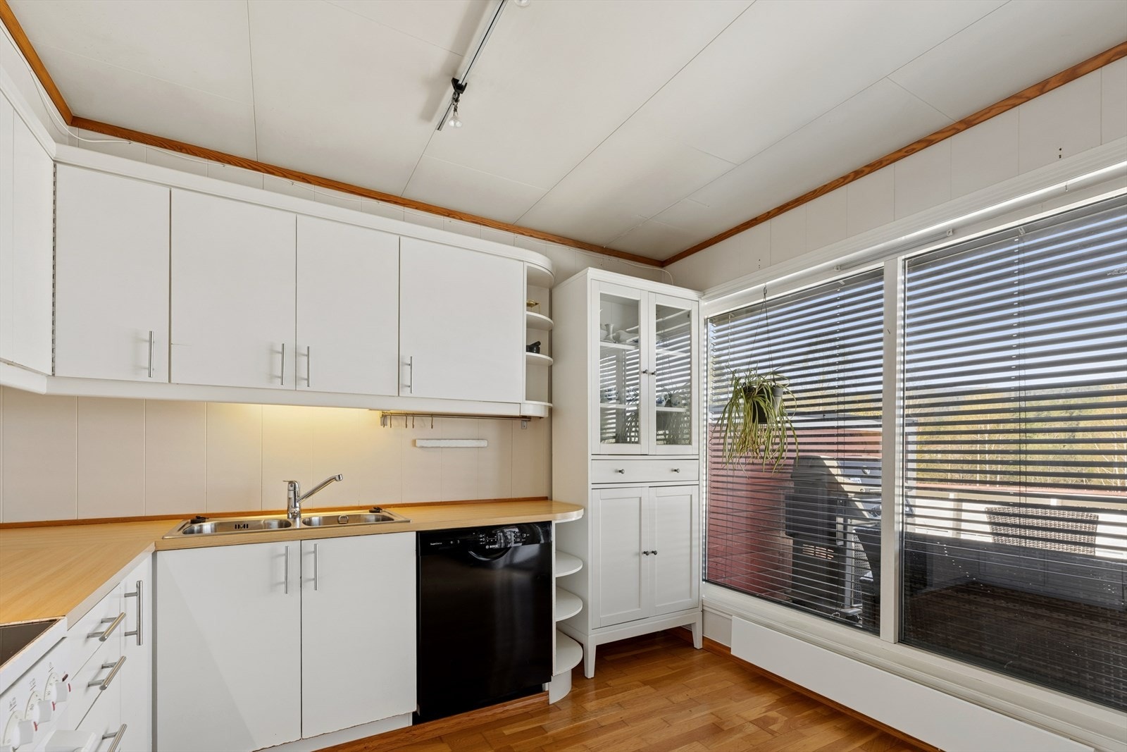 De store glassflaten på kjøkkenet bidrar et lyst og trivelig inntrykk. Galleribilde