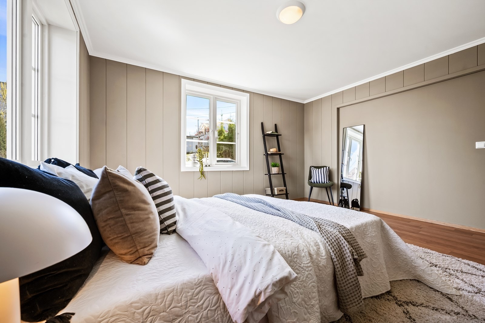 Hovedsoverommet er lunt og romslig, med store vinduer som slipper inn rikelig med dagslys. Galleribilde