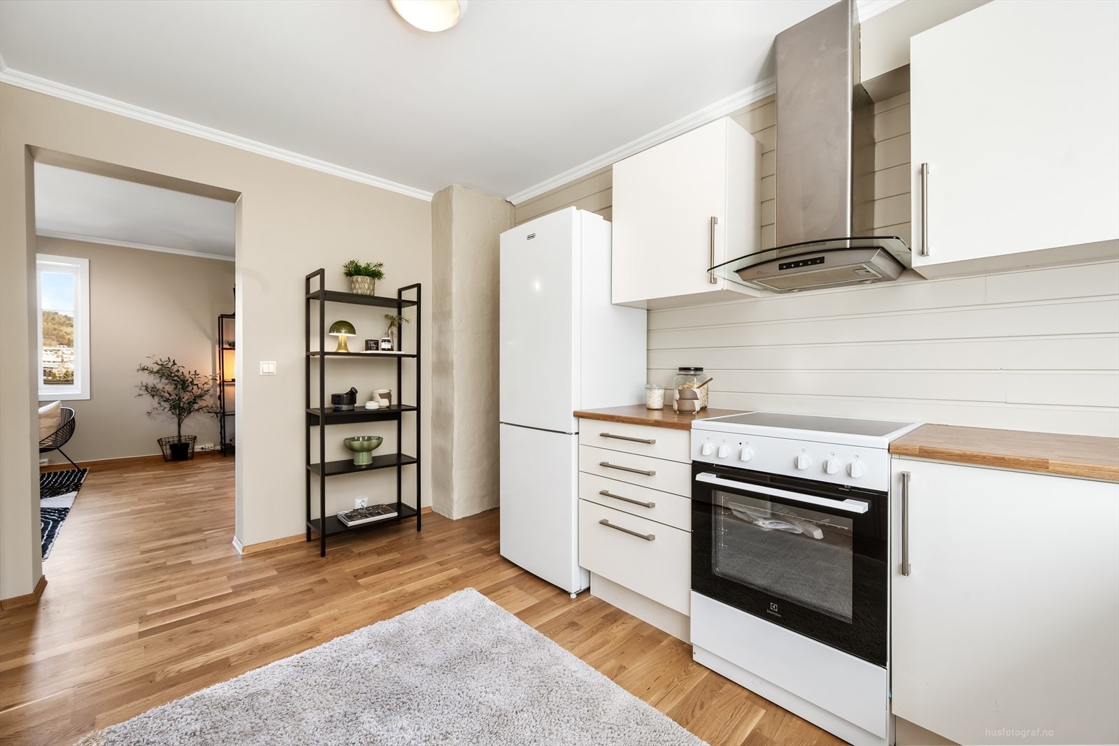 Kjøkkenet har en praktisk utforming og ventilator med avtrekk ut. Galleribilde