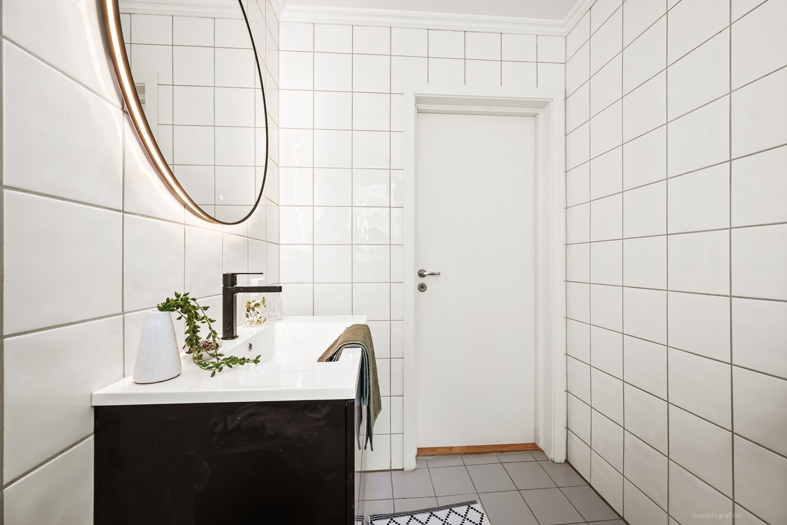 Badet har flislagte overflater og elektriske varmekabler i gulvet. Galleribilde