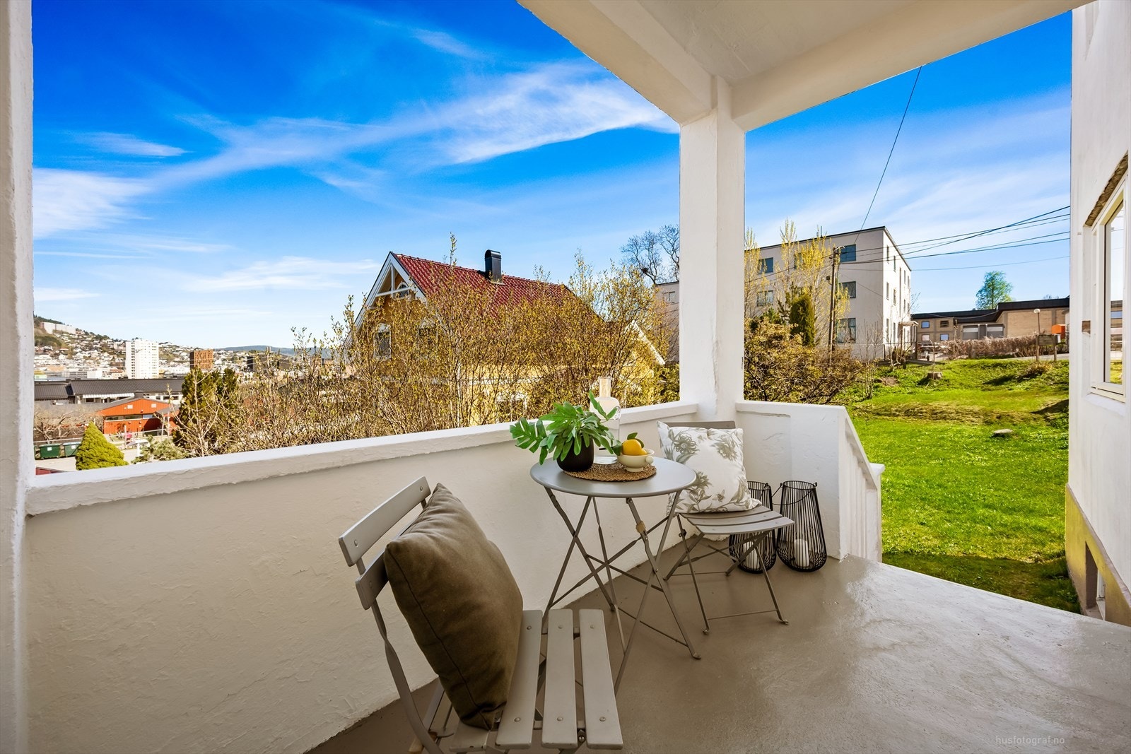 Overbygget terrasse med utgang til hage. Galleribilde
