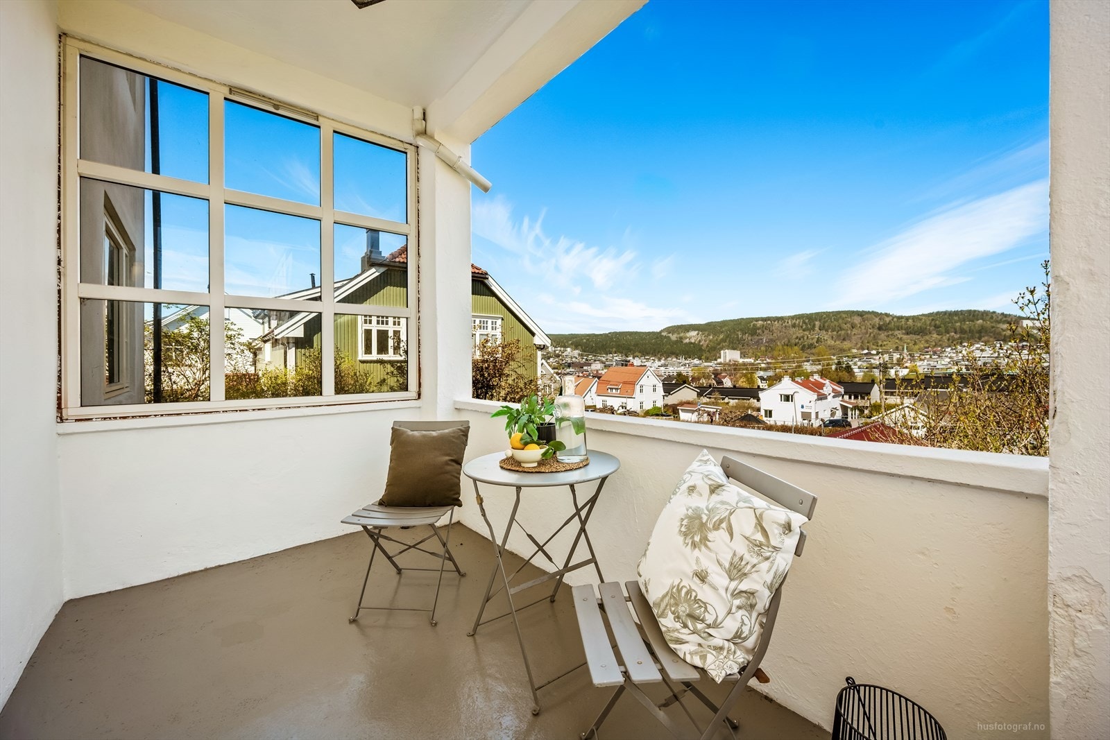 Solrik terrasse med utsikt til byen. Galleribilde