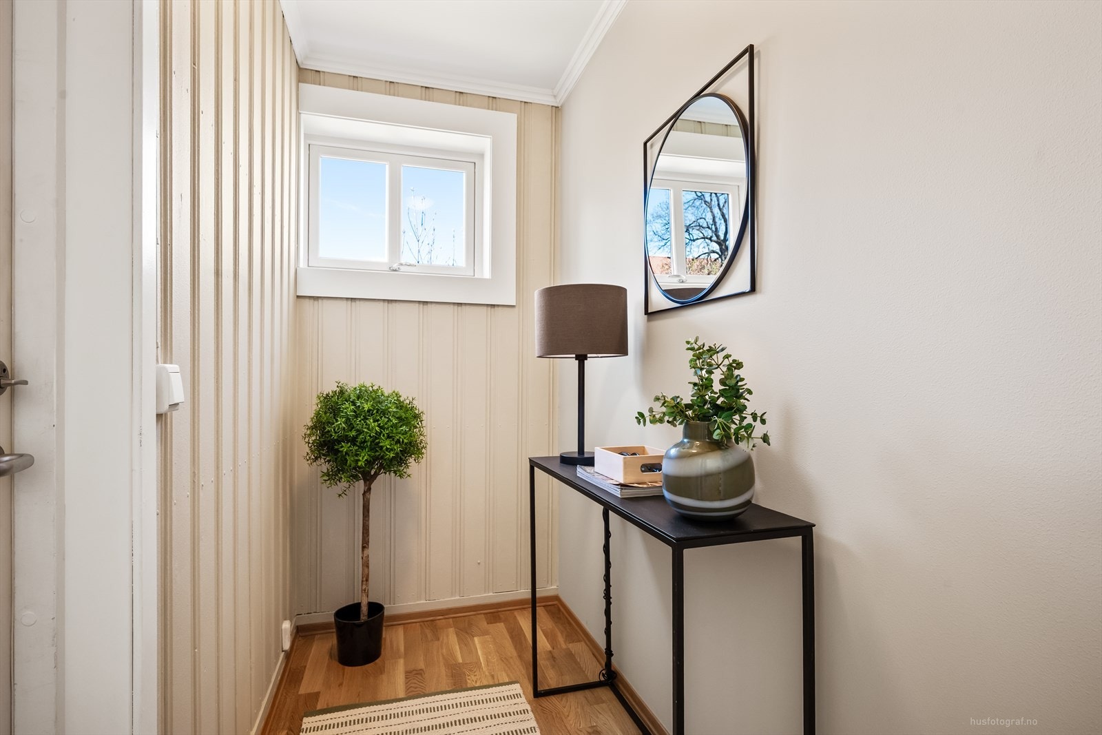 Entréen har plass til oppbevaring av yttertøy og sko. Galleribilde