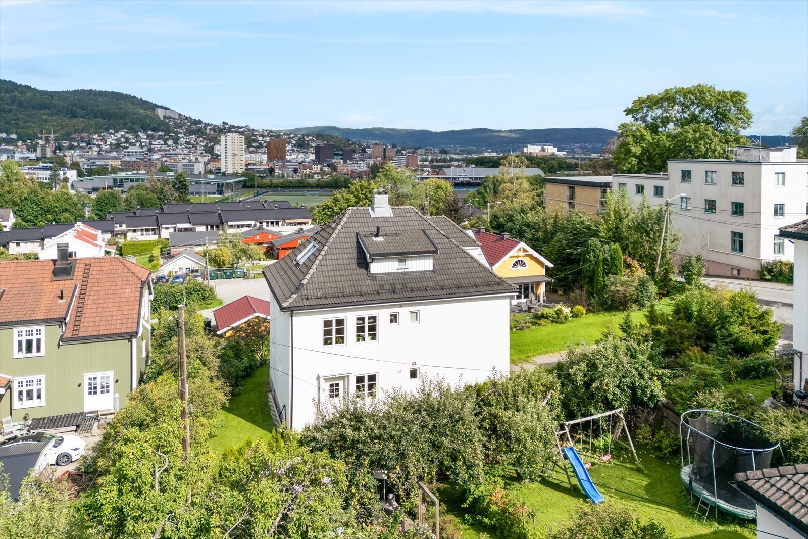 Eiendommen ligger høyt og fritt med gode solforhold og sentralt på Danvik. Galleribilde