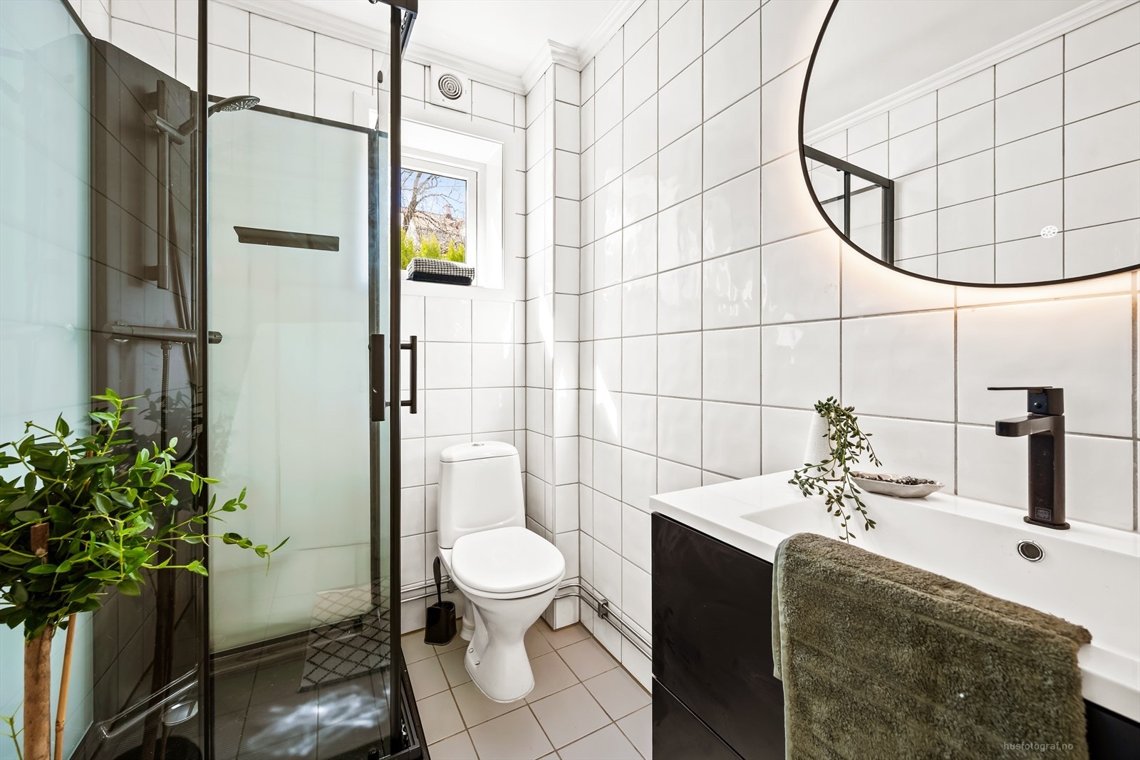 Badet er utstyrt med toalett, dusjkabinett og baderomsinnredning. Galleribilde