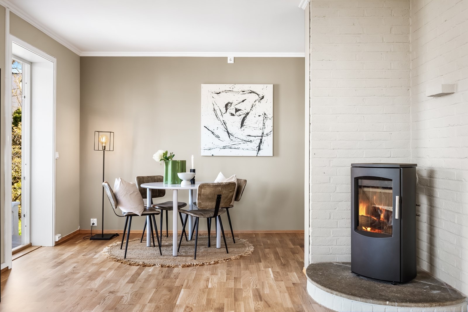 Fra spisestuen er det direkte utgang til terrassen. Galleribilde