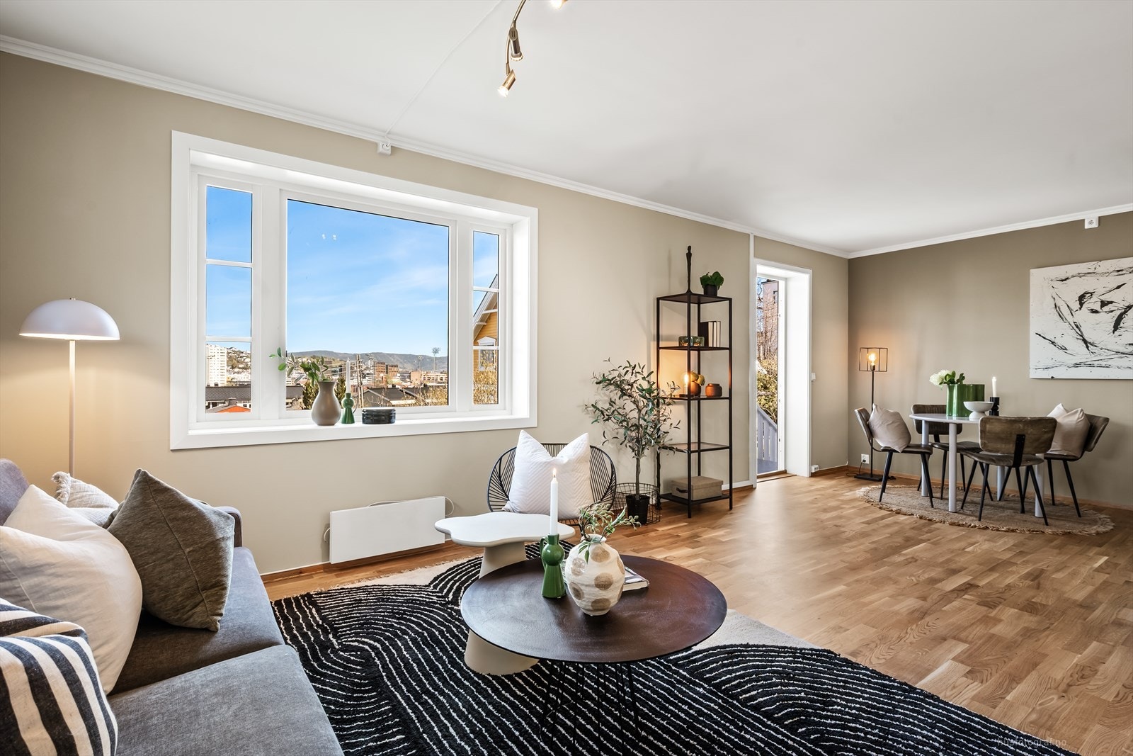 Stuen er romslig som gir plass til både sofagruppe og spisebord. Galleribilde