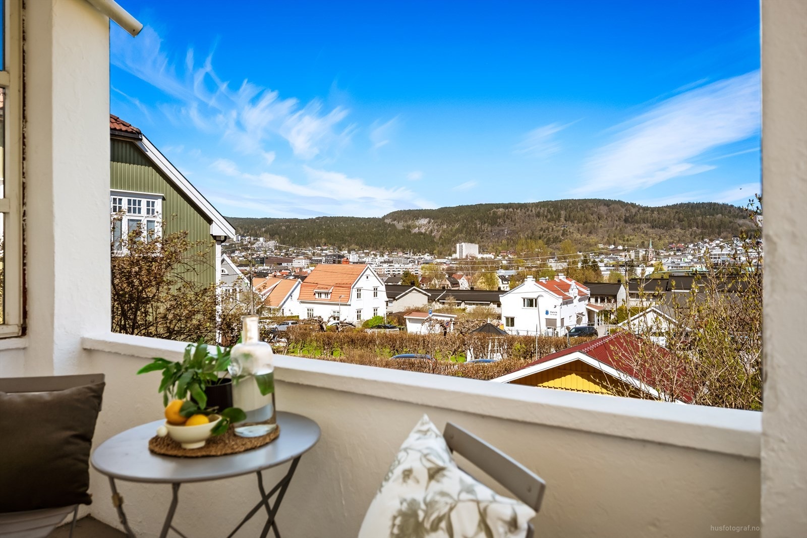 Fra verandaen er det fin utsikt over nabolaget og deler av byen. Galleribilde