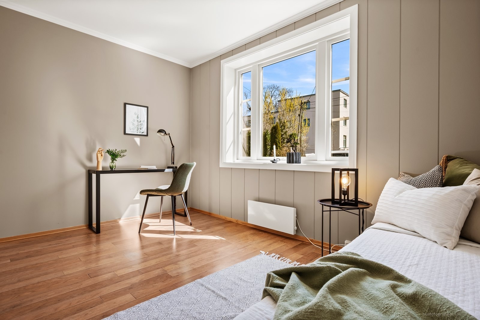 Soverom nr. 2 har store vindusflater med god lysinnslipp. Galleribilde