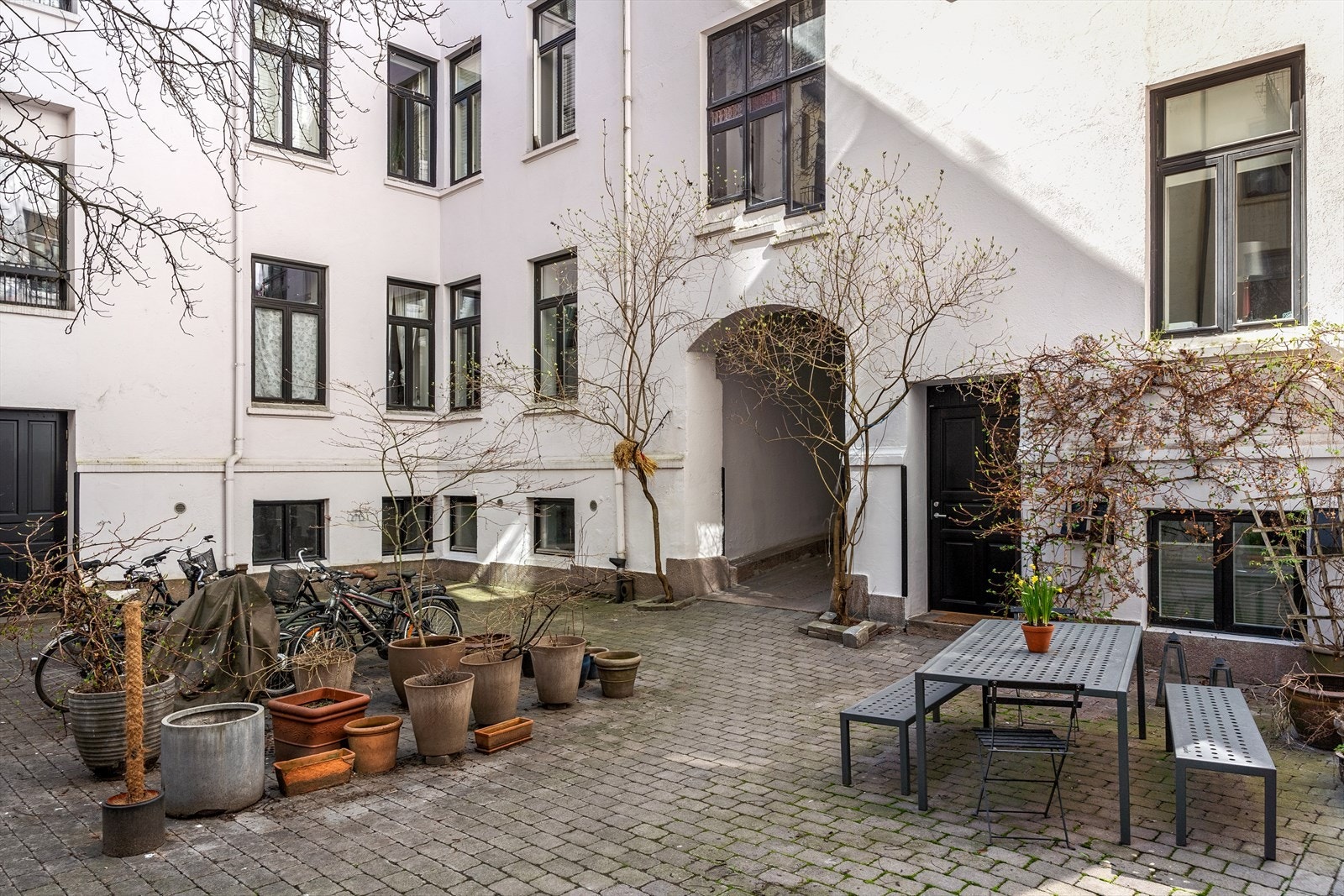 Hyggelig bakgård. Galleribilde