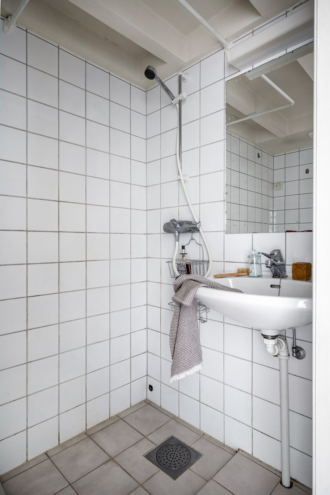 Bad ved entré er innredet med frittstående toalett, servant og åpent dusjhjørne. Galleribilde