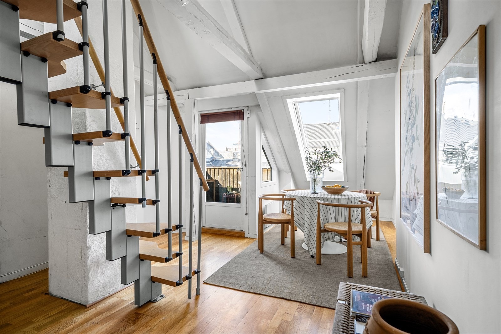 Stue med plass til spisebord hvor hele familien og venner kan samles. Galleribilde
