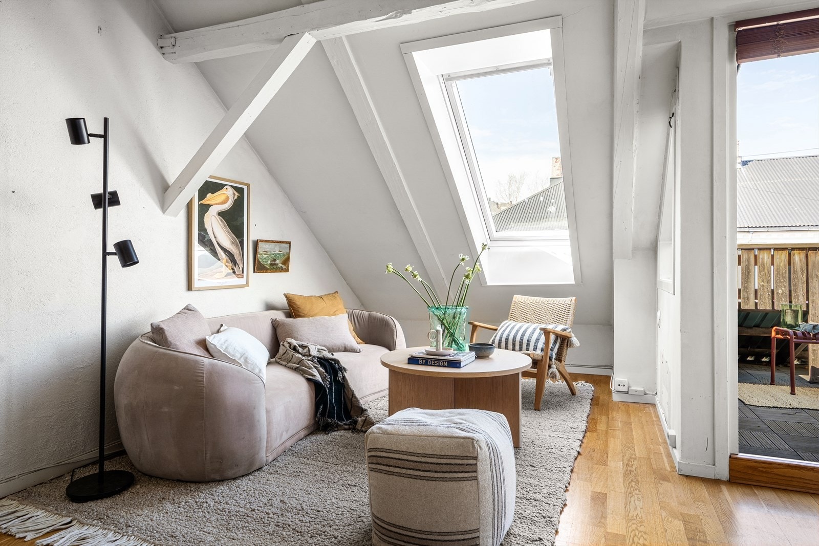 En sjarmerende toppleilighet med to hemser og stort utviklingspotensial. Galleribilde
