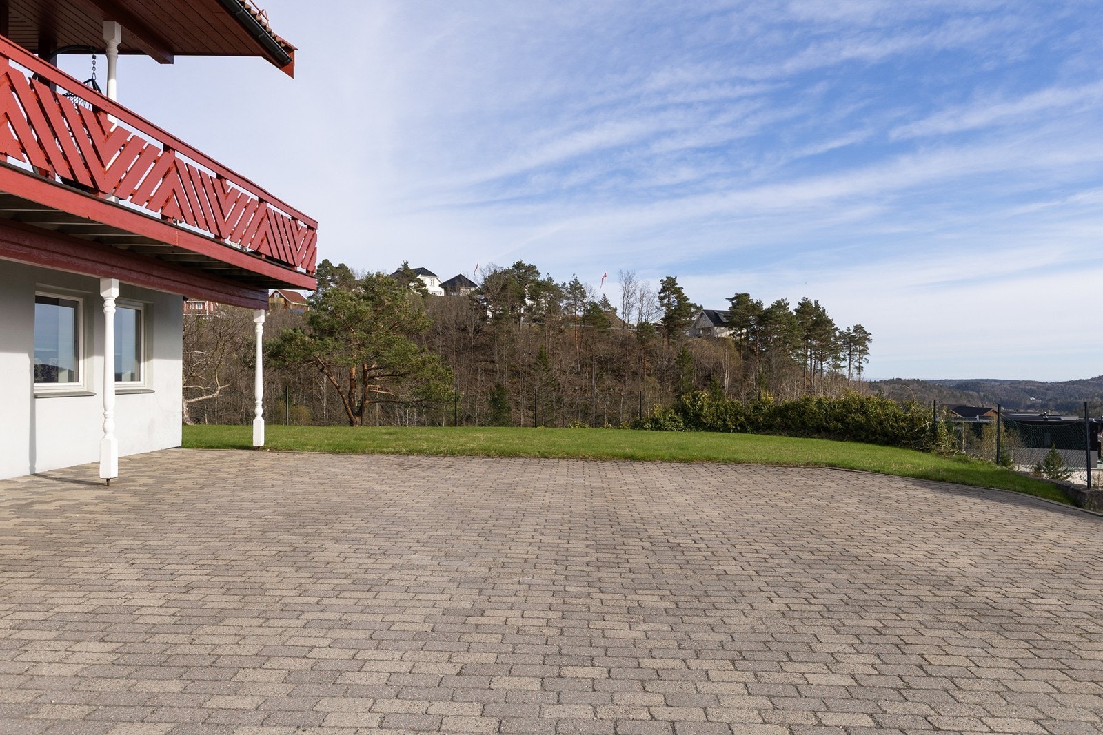 Romslig tun med god plass til biler. Galleribilde