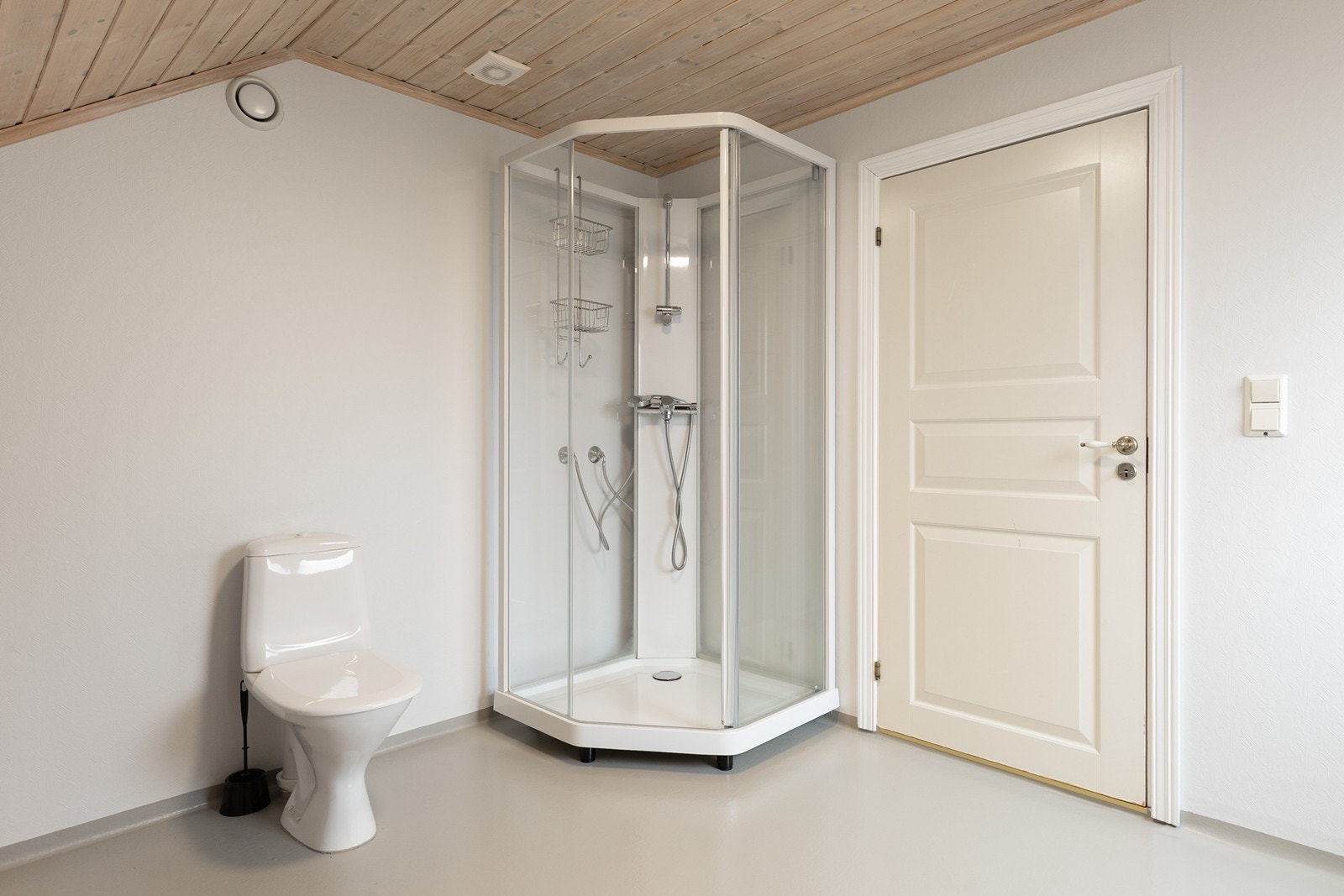 Badet har nyere dusjkabinett. Galleribilde
