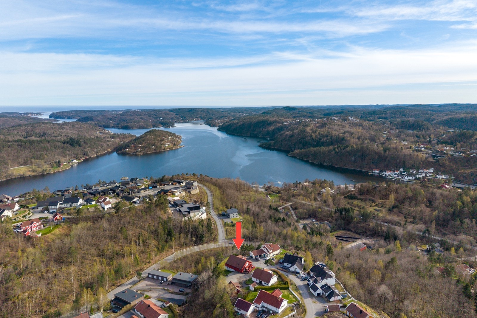En meget romslig og innholdsrik enebolig med fantastisk beliggenhet og utsikt over Tvedestrandsfjorden. Galleribilde