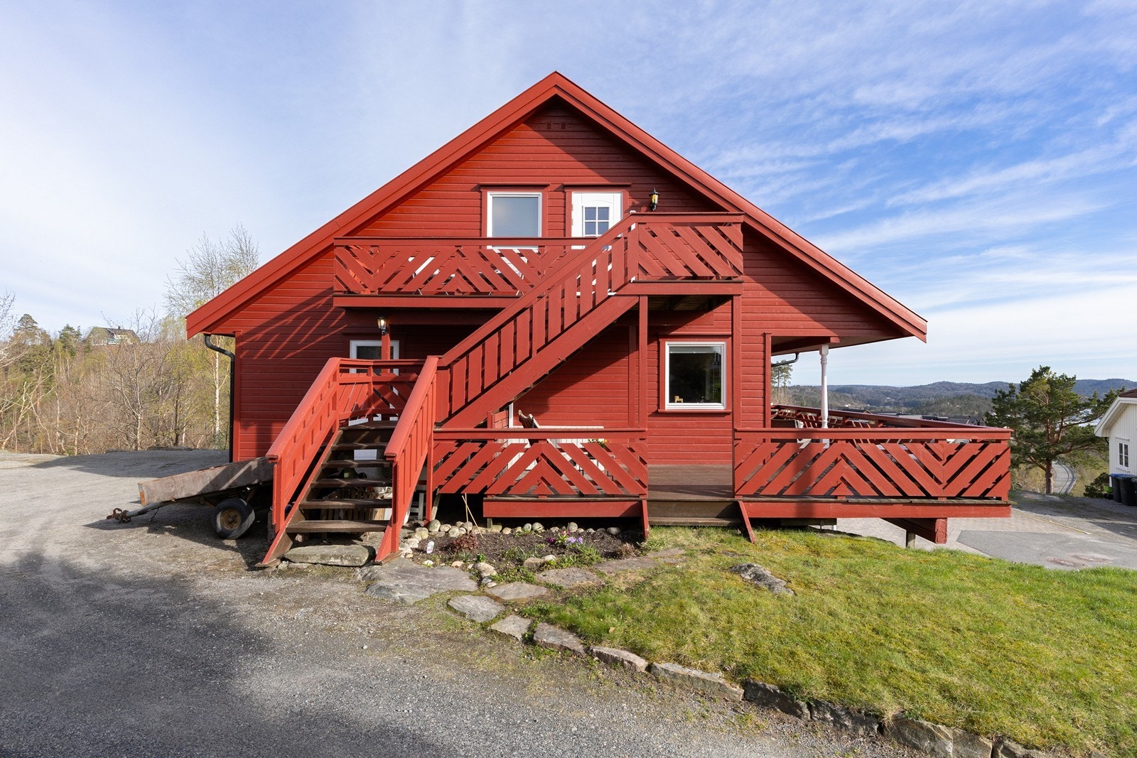 Bak boligen er det en trapp opp til leiligheten i øverste etasje. Det er også plass til parkering til venstre i bilde om det skulle være behov. Galleribilde